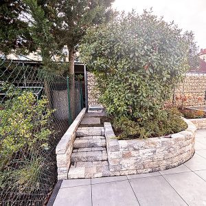 Gartenmauer und Podest